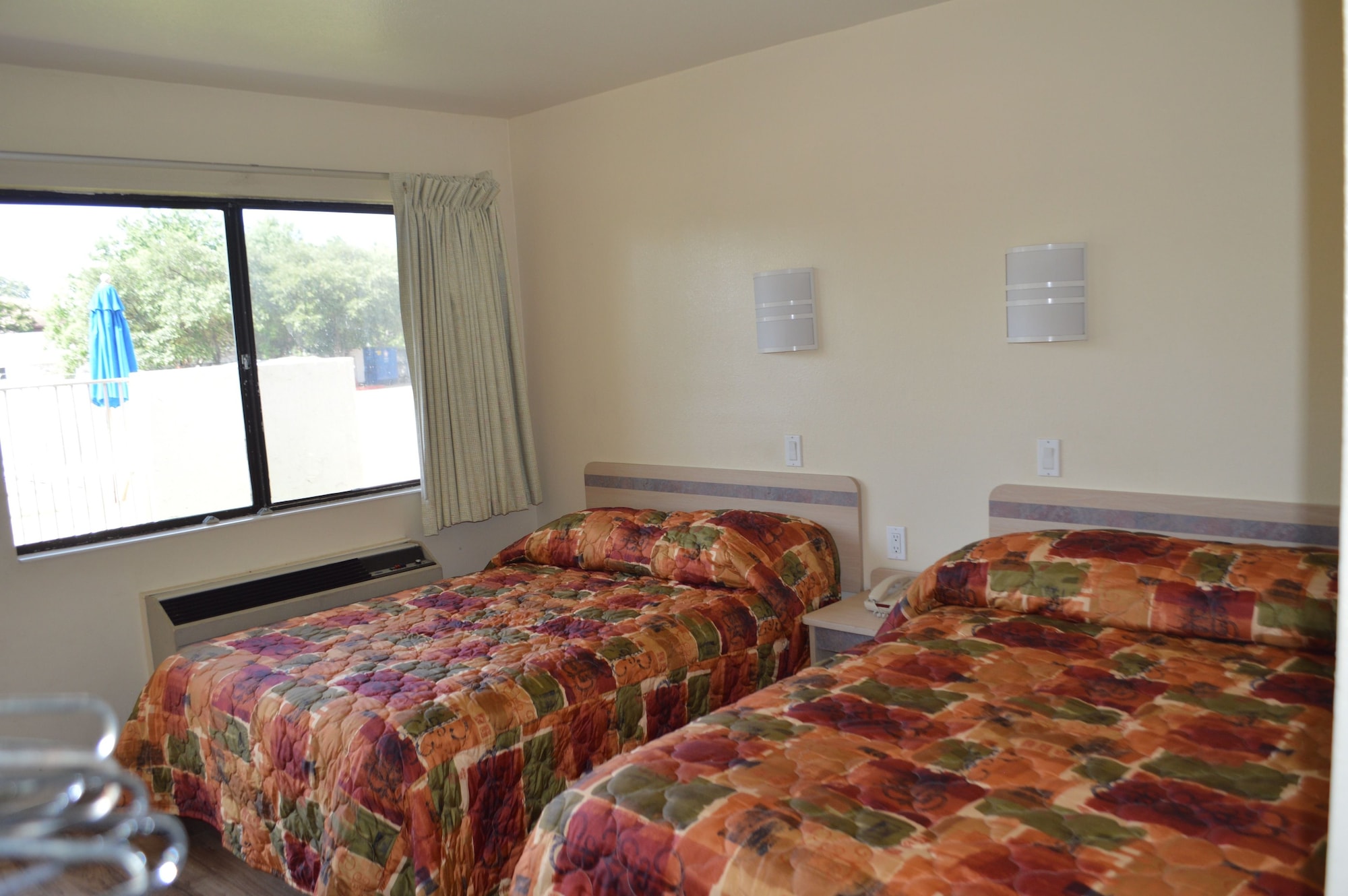 BASIC, 2 DOUBLE BEDS