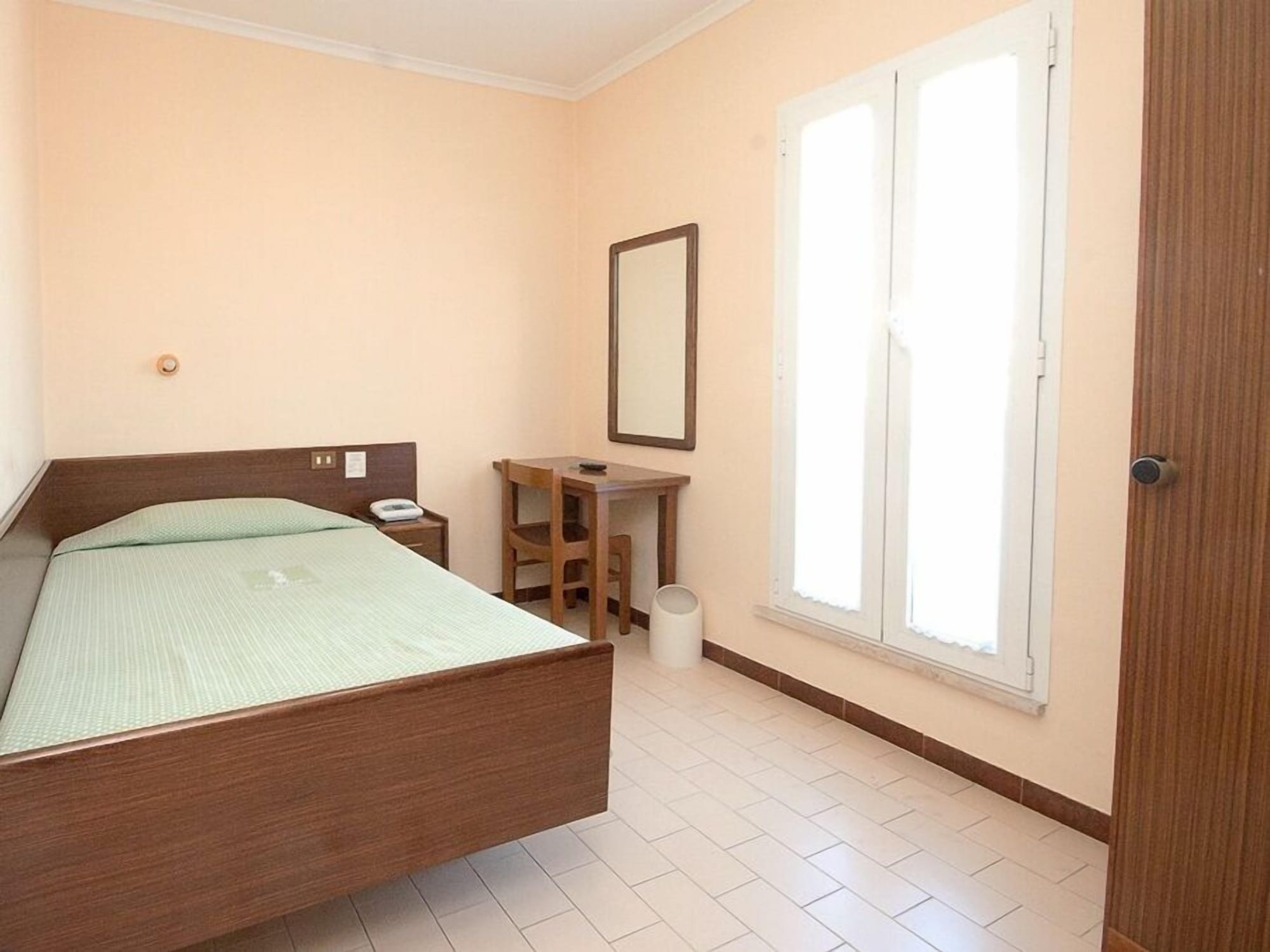 ROOM, SINGLE