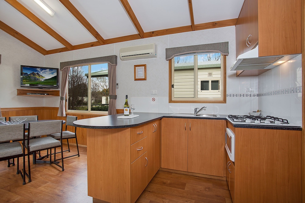 LAKE HAMILTON MOTOR VILLAGE AND CARAVAN PARK 27/50