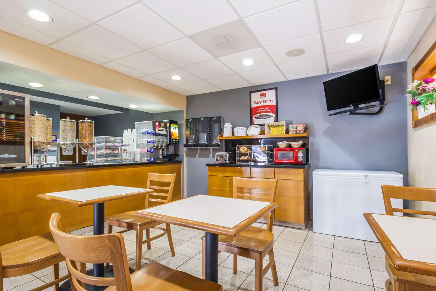 Econo Lodge Inn and Suites I-35 at Shawnee Mission 24/32