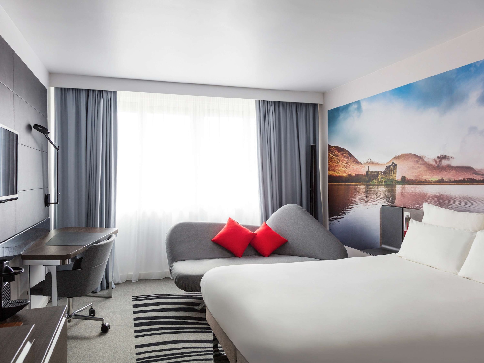 EXECUTIVE, QUEEN BED, CASTLE VIEW, SOFA