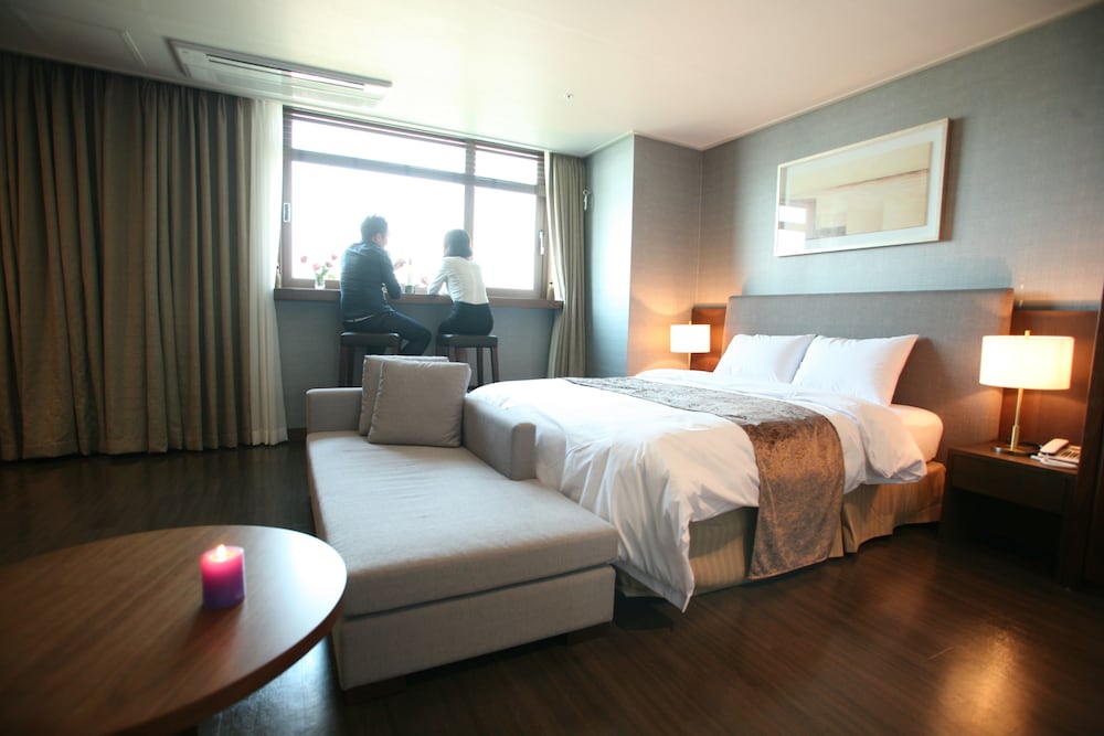 Hyunjin Tourist Hotel 32/72