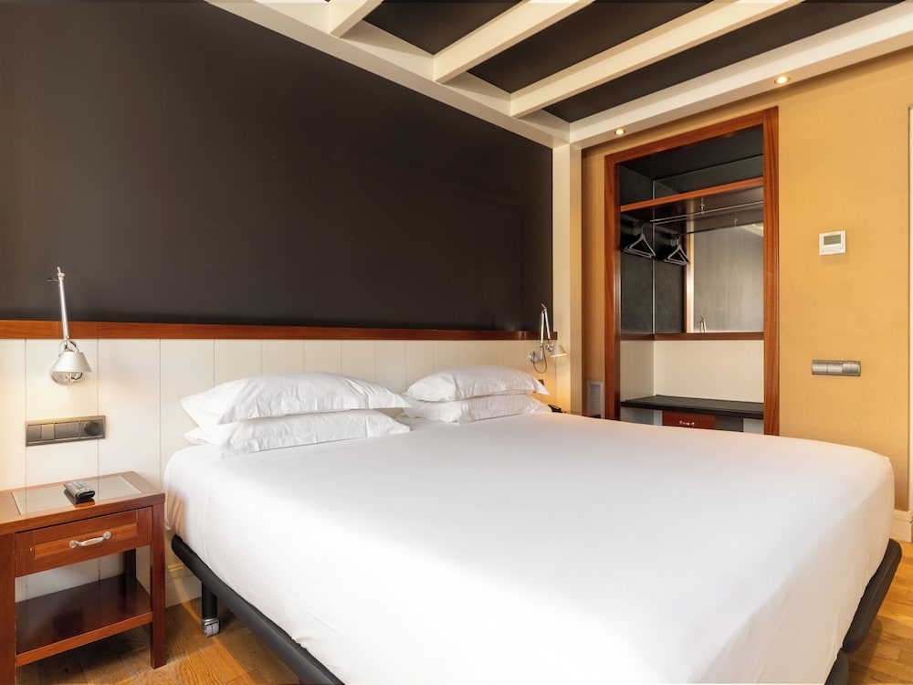 غرفة قياسية بسرير كوين، U232 Hotel 3/8