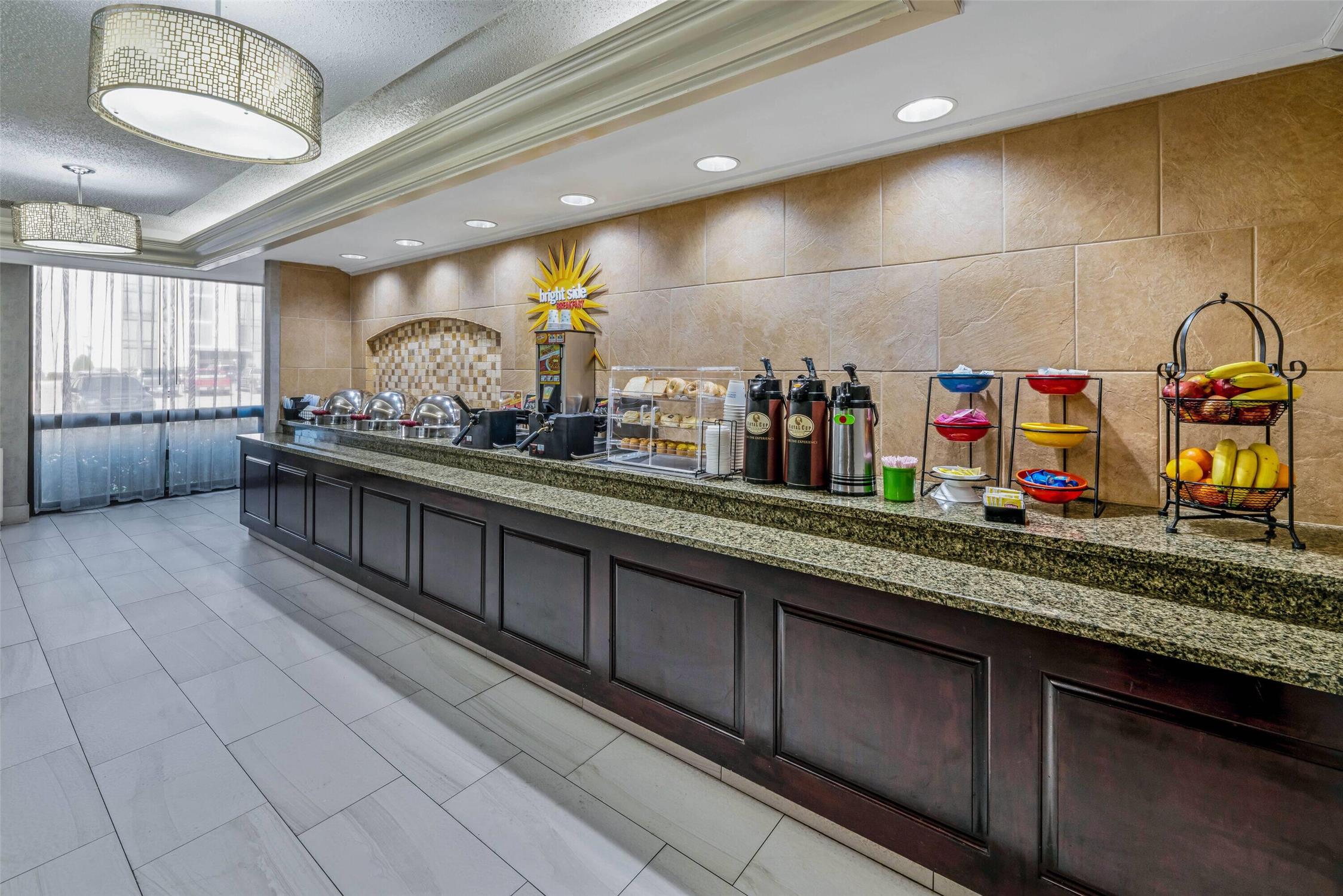La Quinta Inn & Suites by Wyndham Dallas I-35 Walnut Hill Ln 4/46