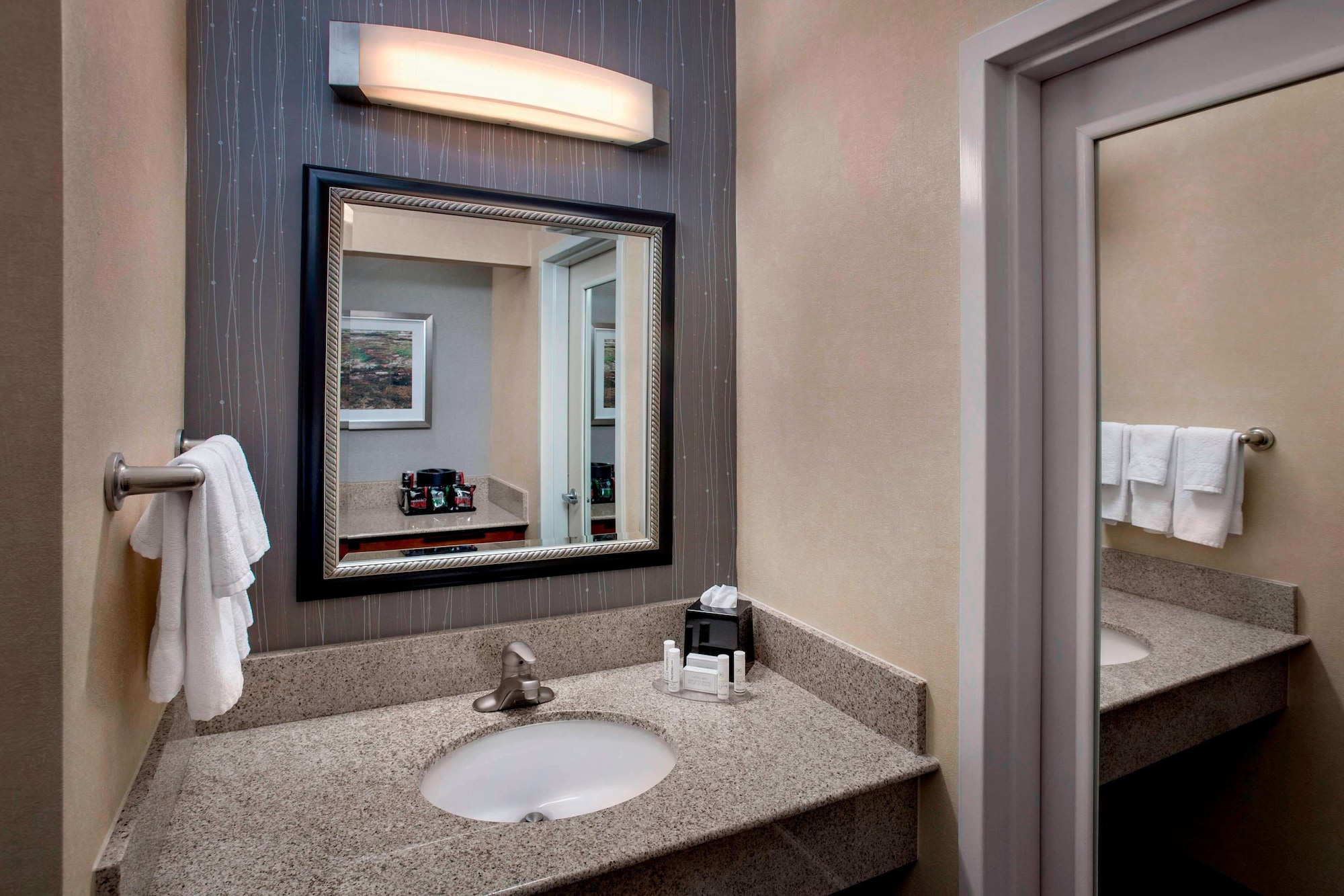 جناح داخلي بسريرين مزدوجين بشرفة بإطلالة، Sonesta Select Boston Foxborough Mansfield 4/5
