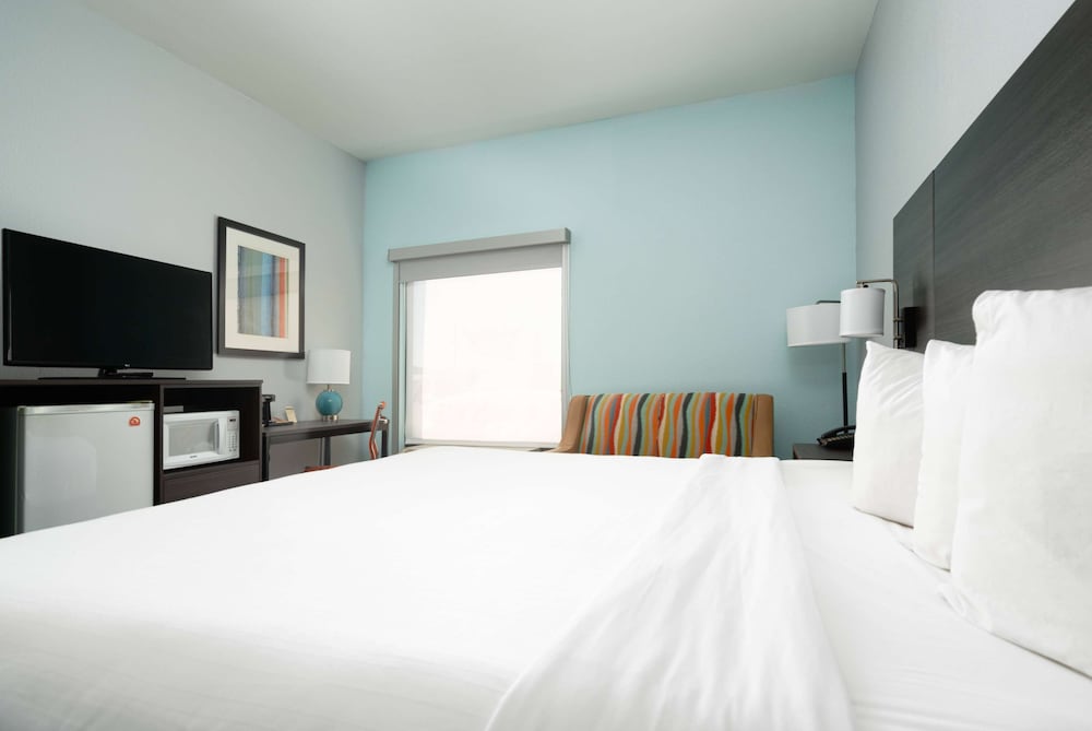ROOM, KING BED, ACCESSIBLE