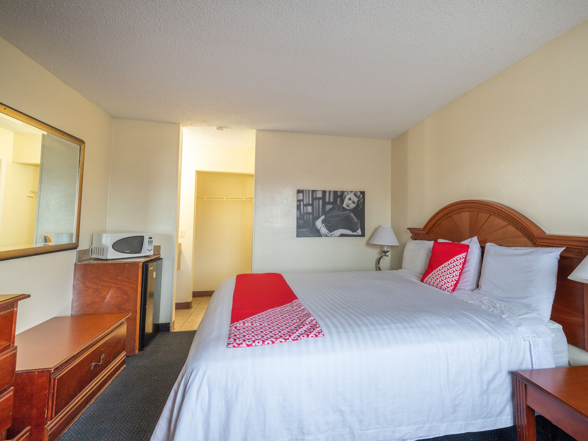 ROOM, KING BED