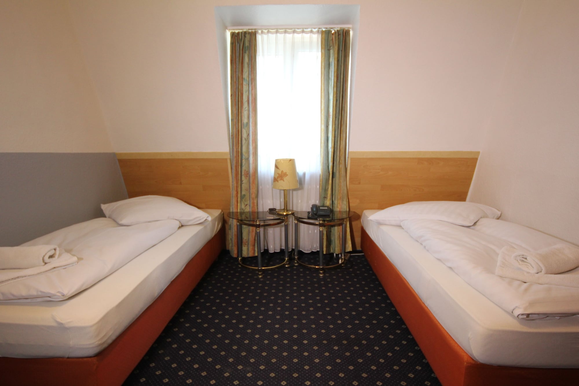 ROOM, TWIN BEDS