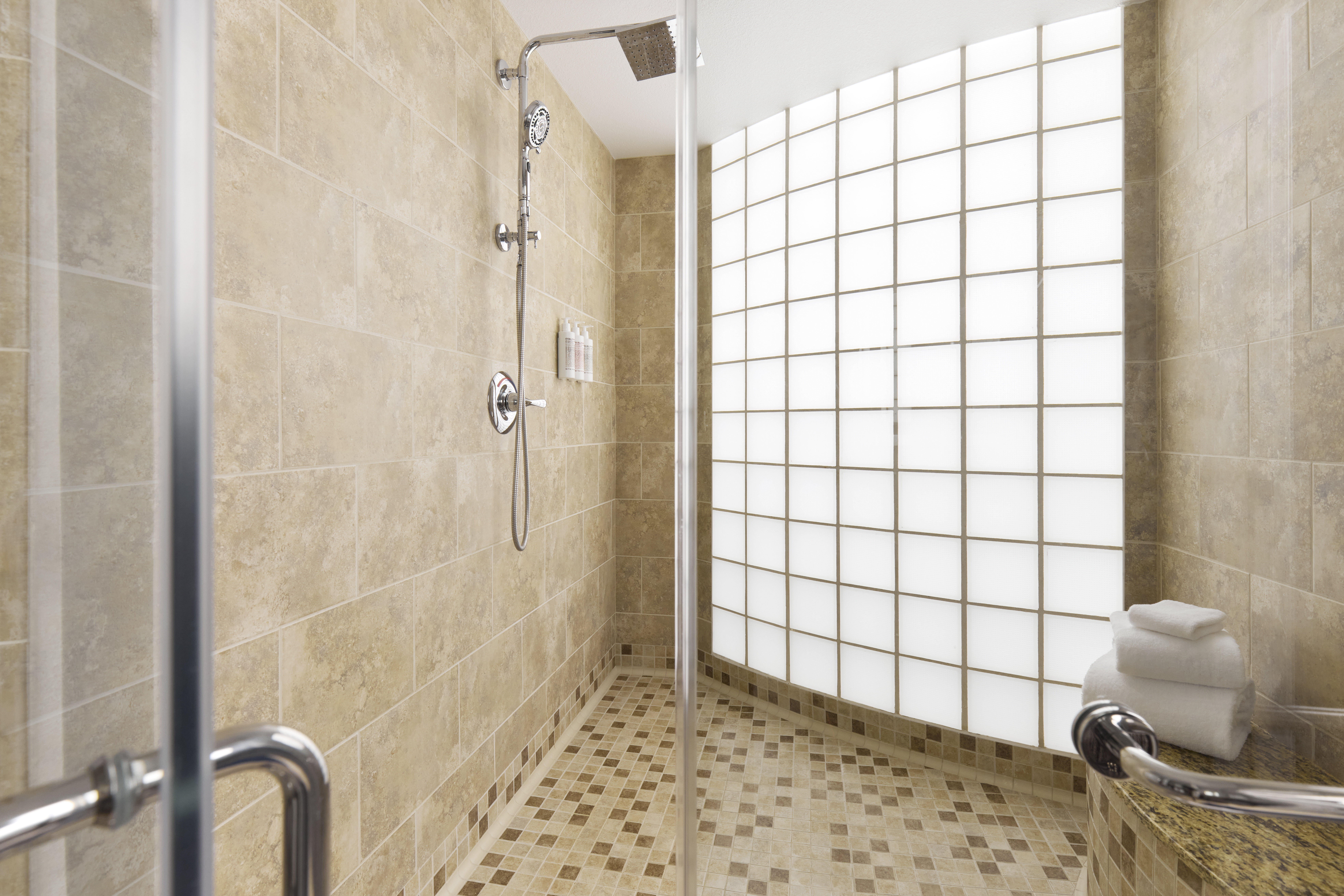 Grand, Den، Archer Hotel Falls Church 4/6