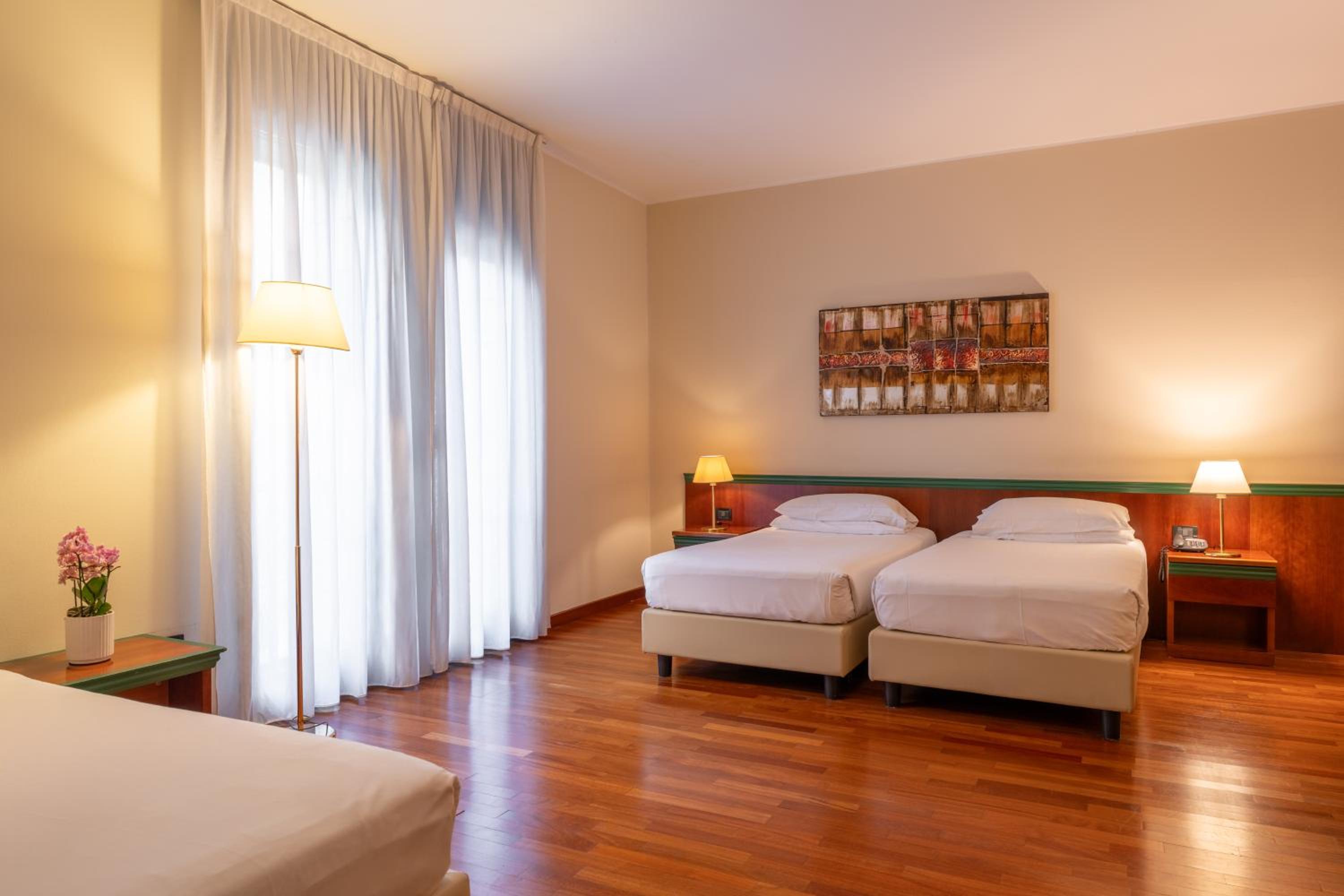 غرفة ثلاثية بسرير فردي وسرير كوين، Hotel Raffaello 4/5