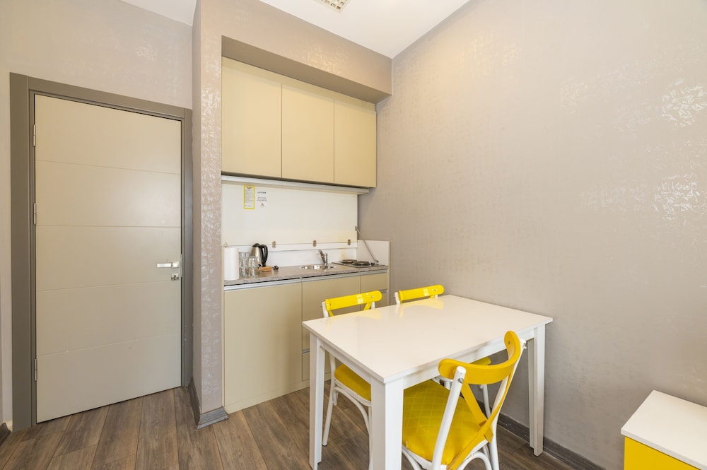 Agora Suites 56/67