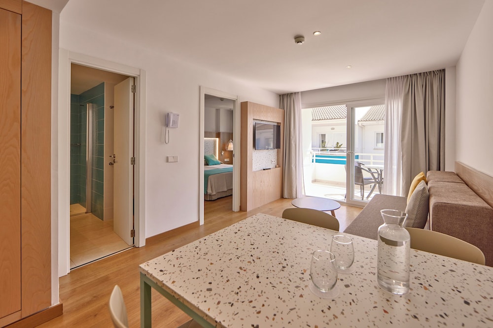 Universal Aparthotel Elisa 46/81