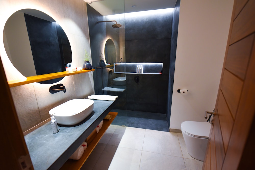 Le Petit Village Hotel 46/50