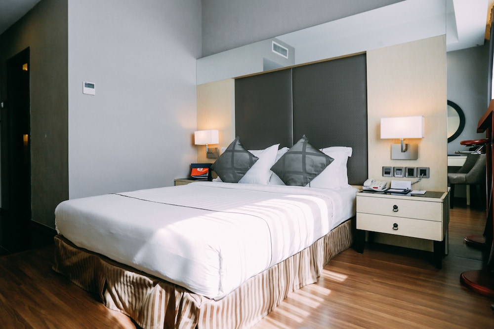 CLUB, DELUXE, QUEEN BED