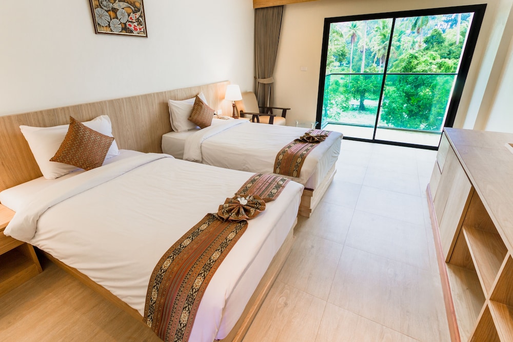 Airport Beach Hotel Phuket 11/41