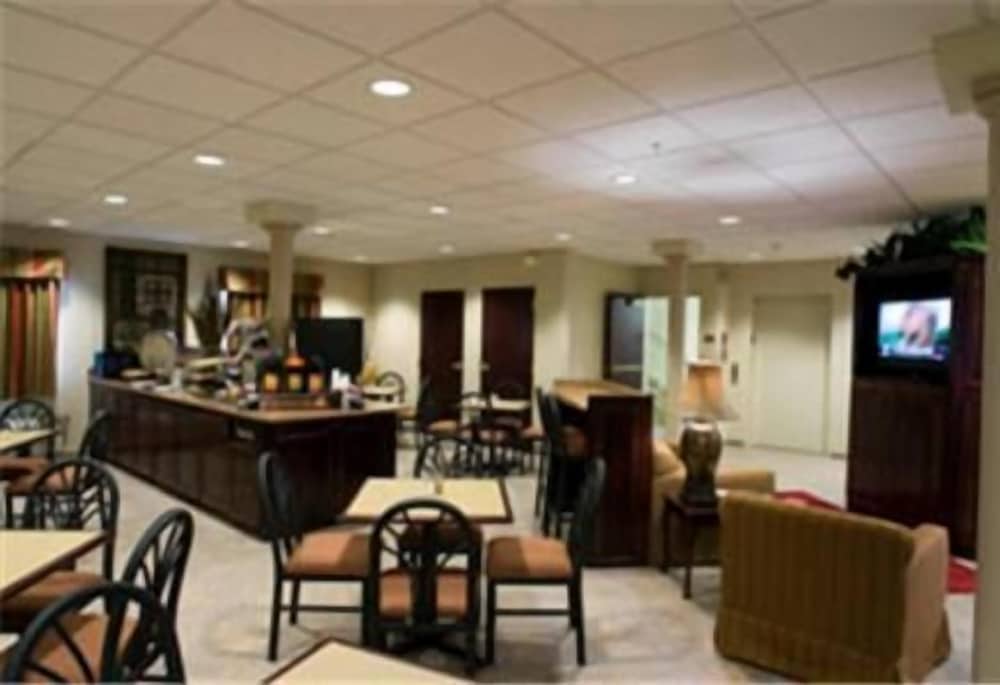 Hometown Hotel Bryant 22/33