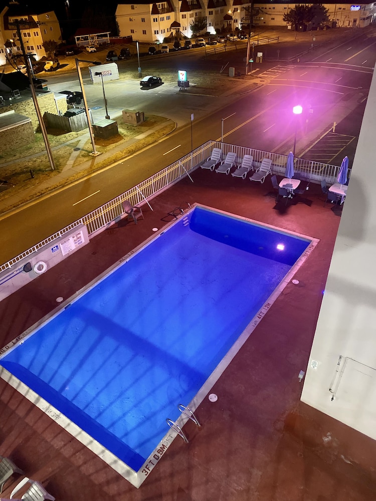 Red Roof PLUS+ & Suites Virginia Beach - Seaside 28/45