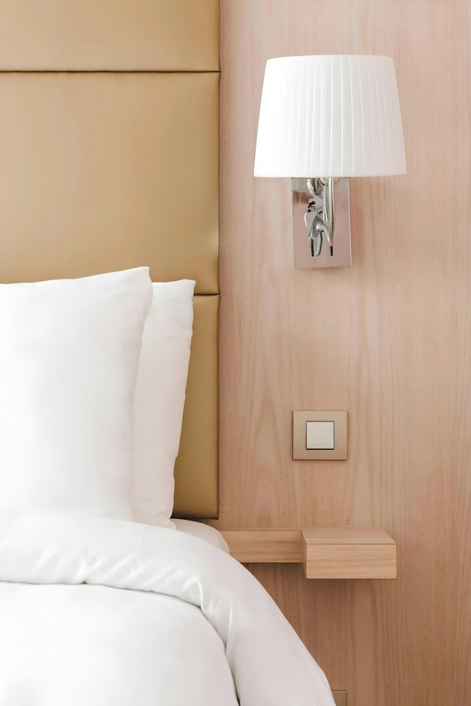 L Edmond Hotel Parc Monceau 28/67