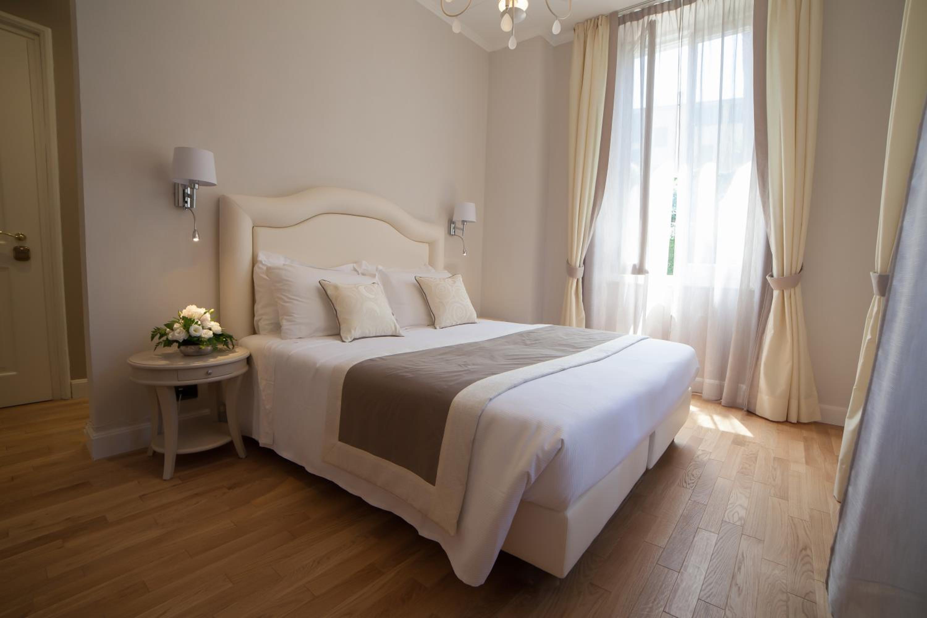 جناح جونيور، Hotel Sant'andrea 4/8