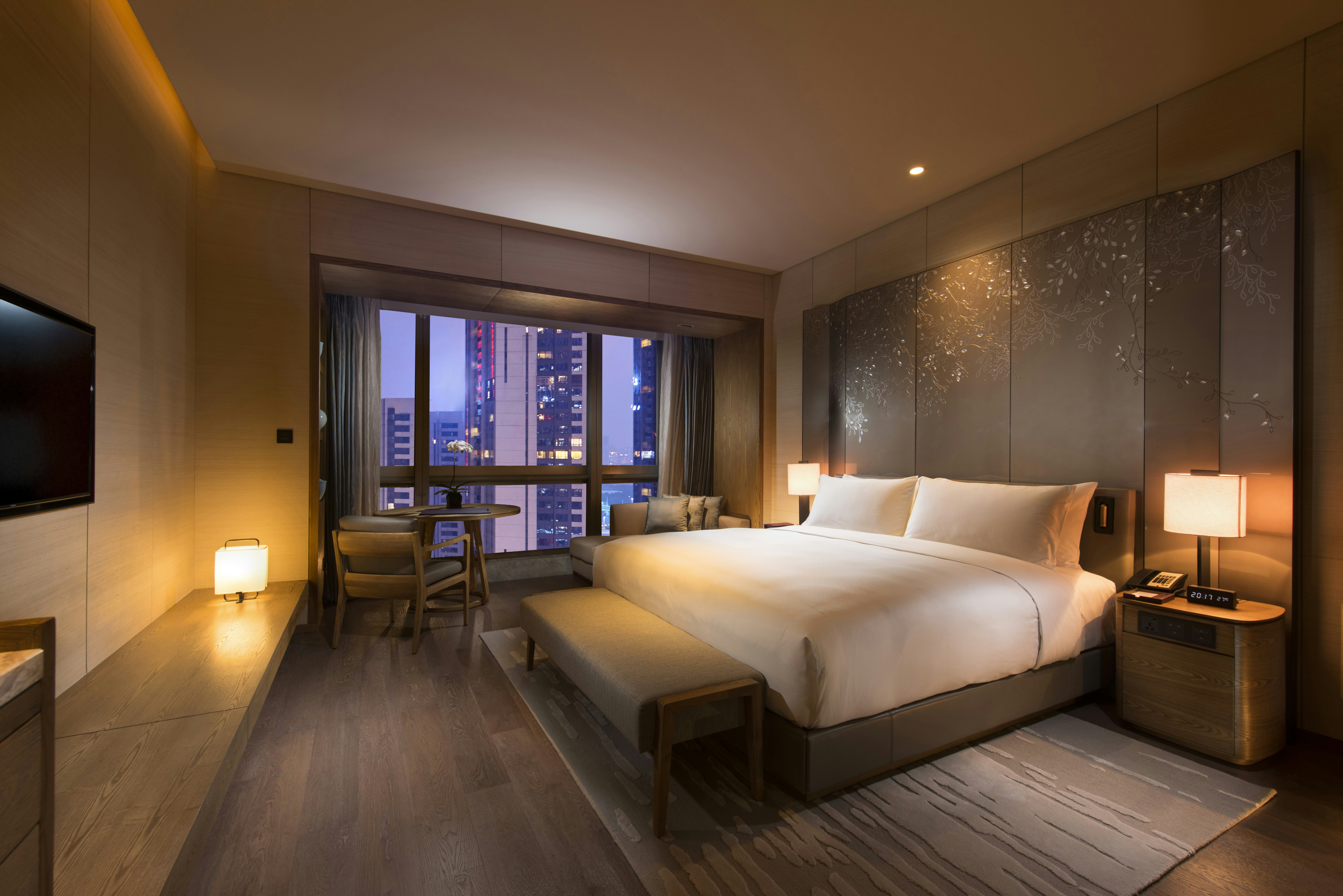 DELUXE, KING BED