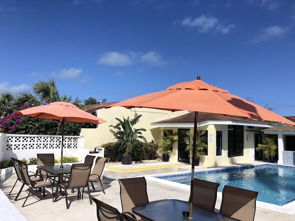 THE COLONY CLUB INN AND SUITES 46/55