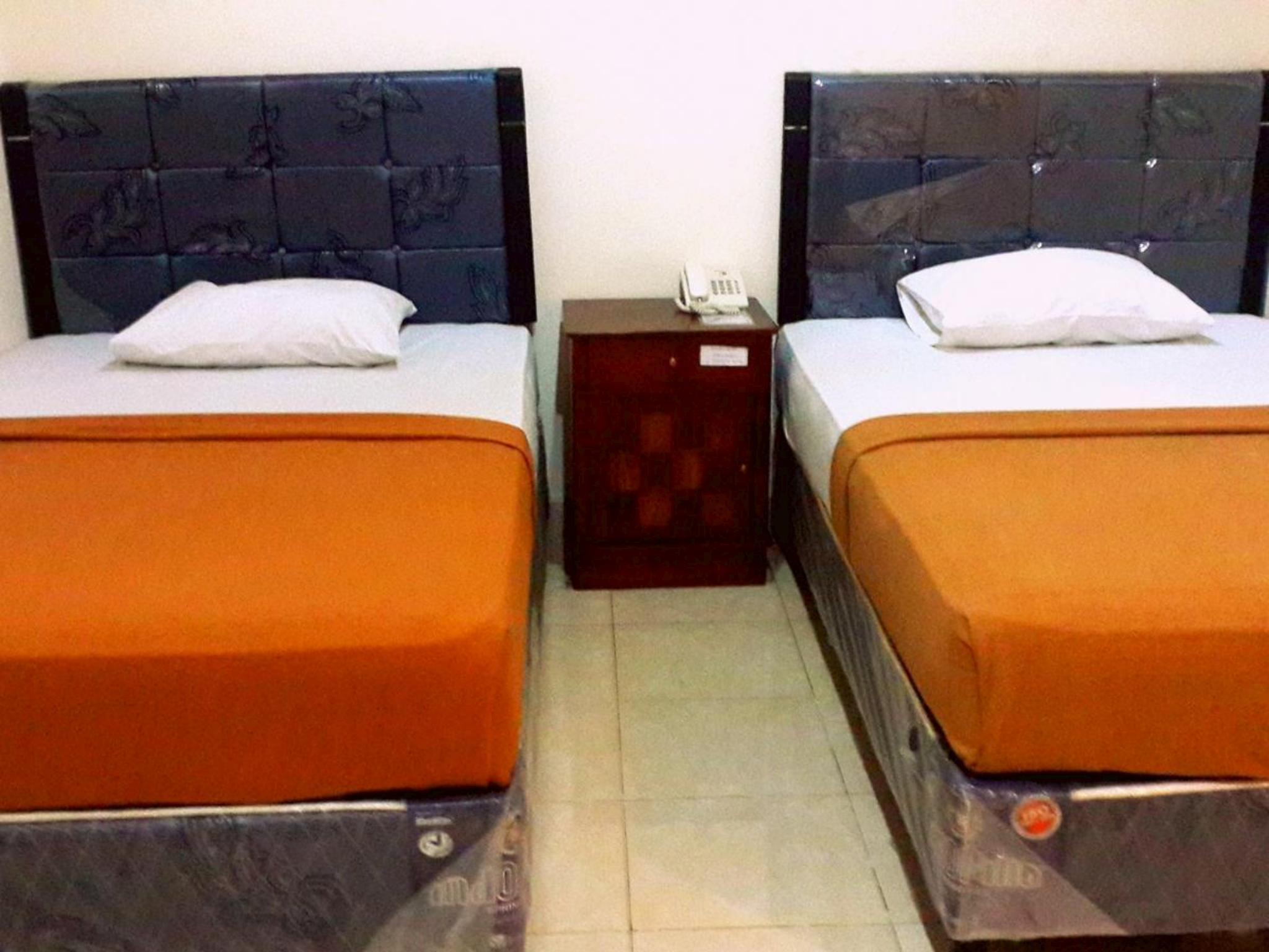 ROOM, DOUBLE OR TWIN BED