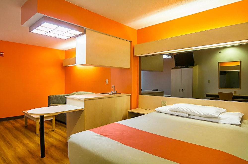1 Queen Bed - Mobility Access Tub Ste Nsmk