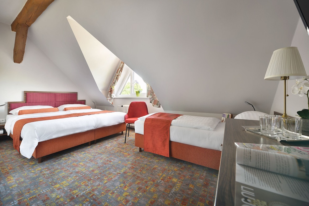 MAXIMILIAN LIFESTYLE RESORT 14/50