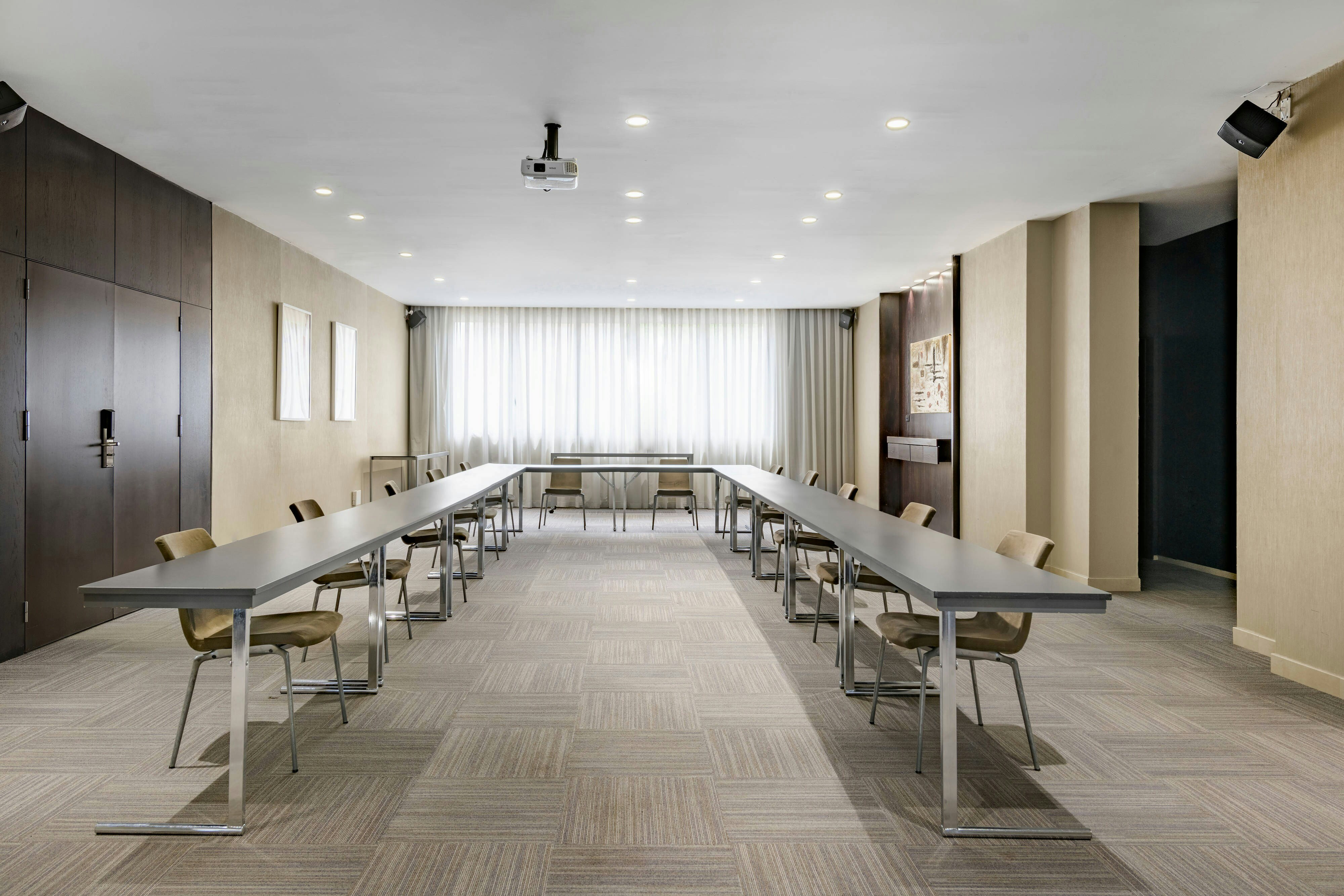 AC Hotel Valencia by Marriott 68/71