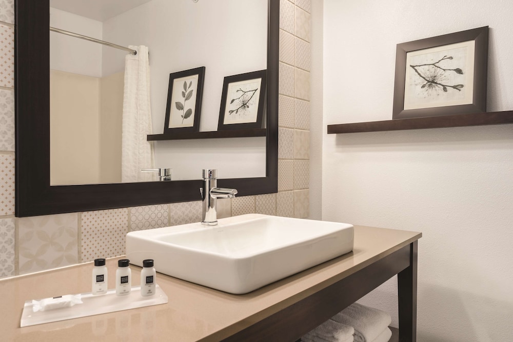 Country Inn and Suites by Radisson Big Flats (Elmira) NY 19/38
