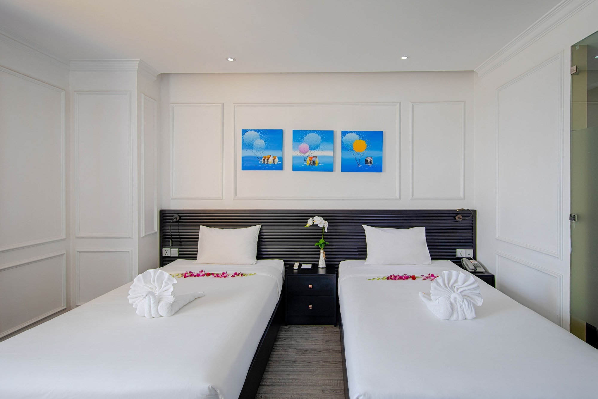 SUPERIOR, TWIN BEDS, CITY VIEW