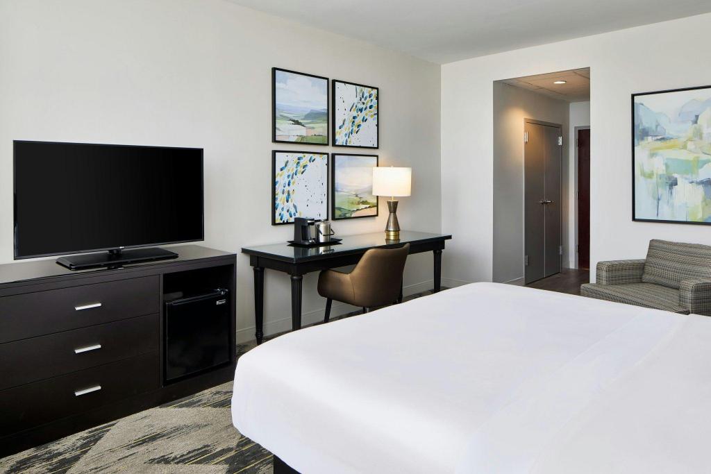 Guest Room, King Bed, Club Floor