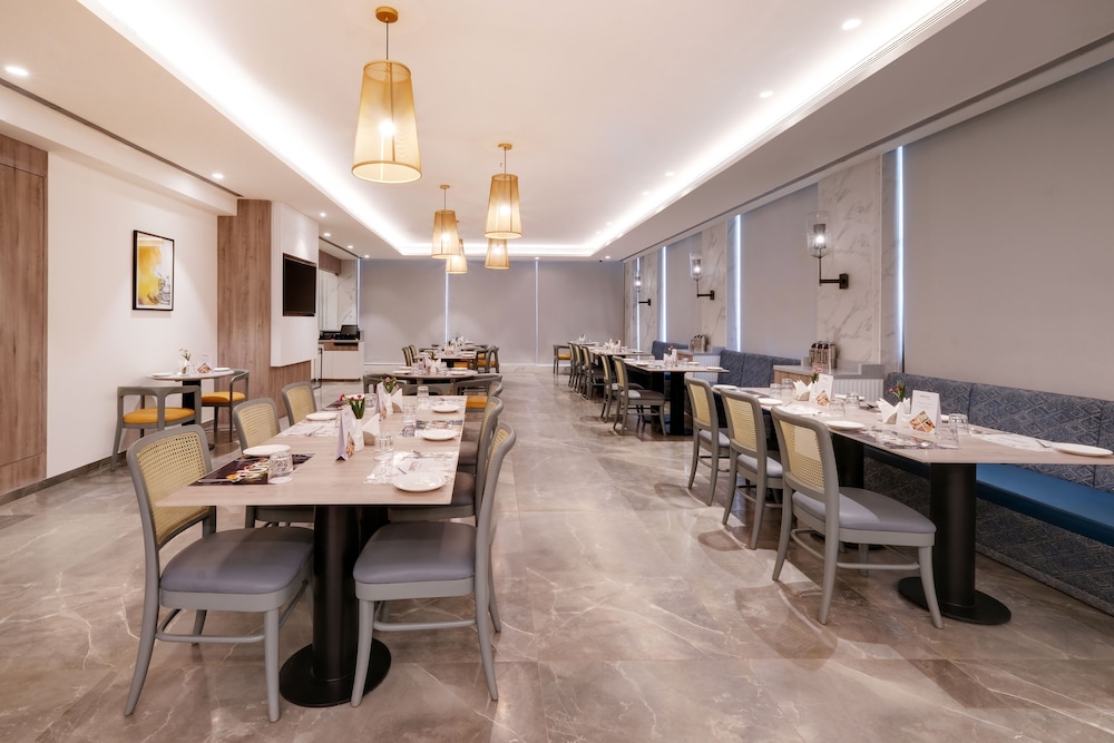 7 Apple Hotel Mahape 21/25