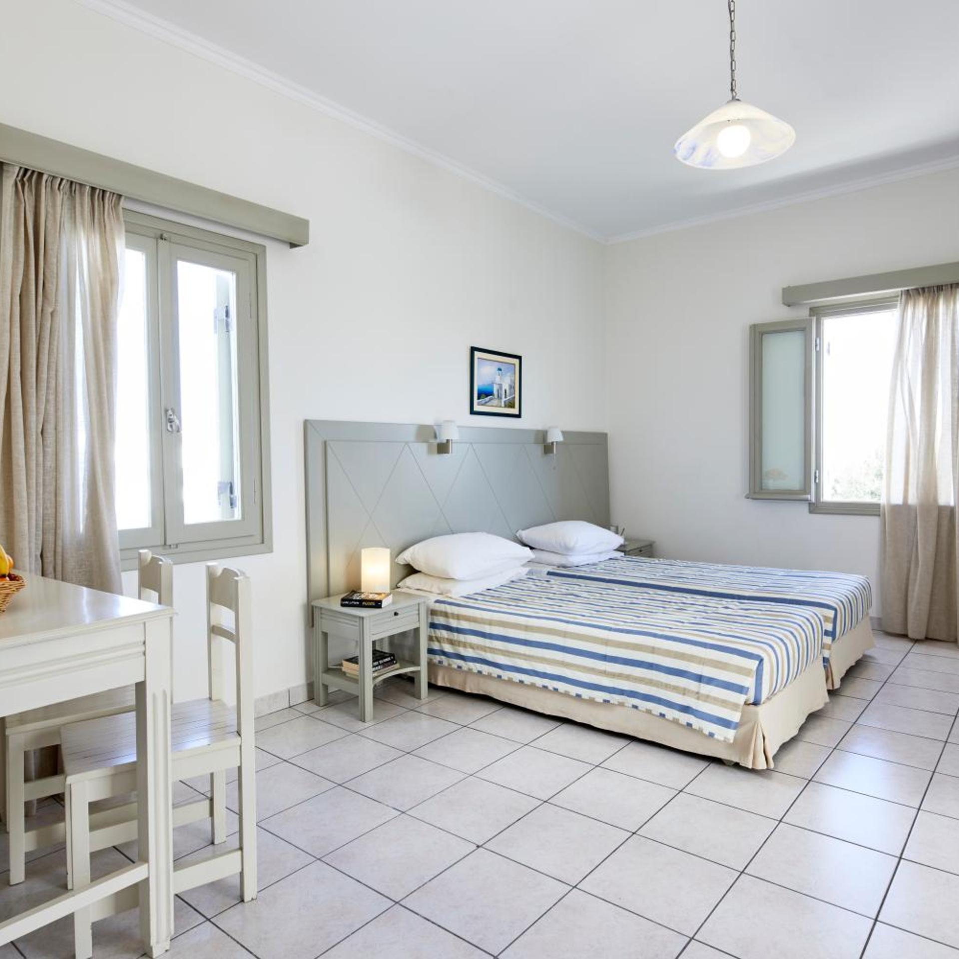 ROOM, DOUBLE OR TWIN BED
