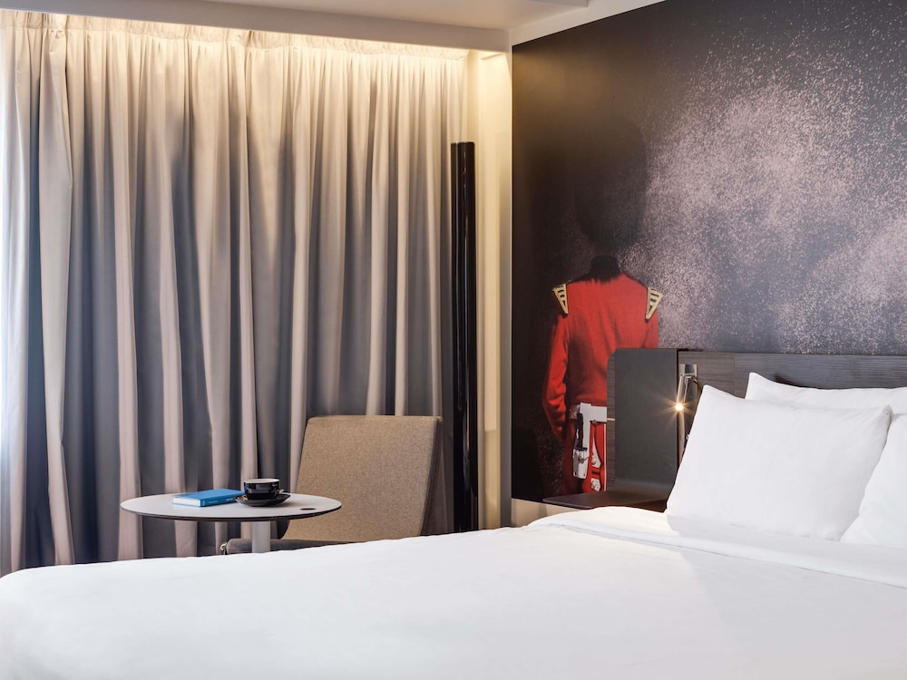 SUITE, QUEEN BED, SOFA