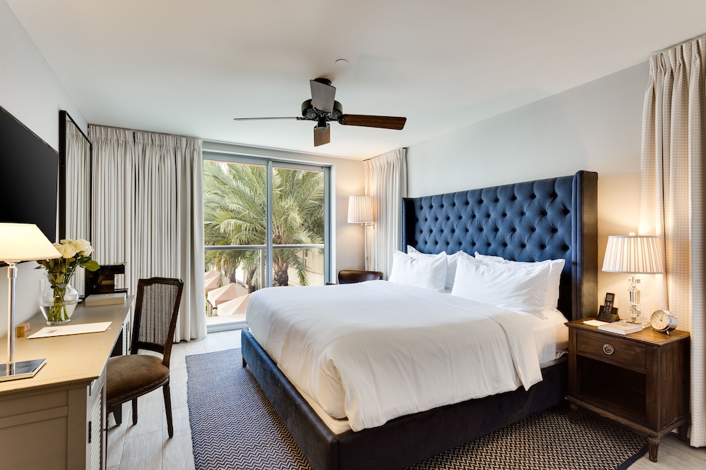 Juliette, King Bed, Pool View, Accessible