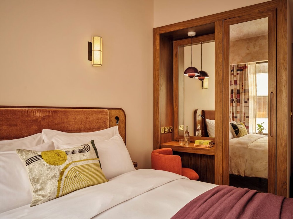 Sir, Boutique, Queen Bed