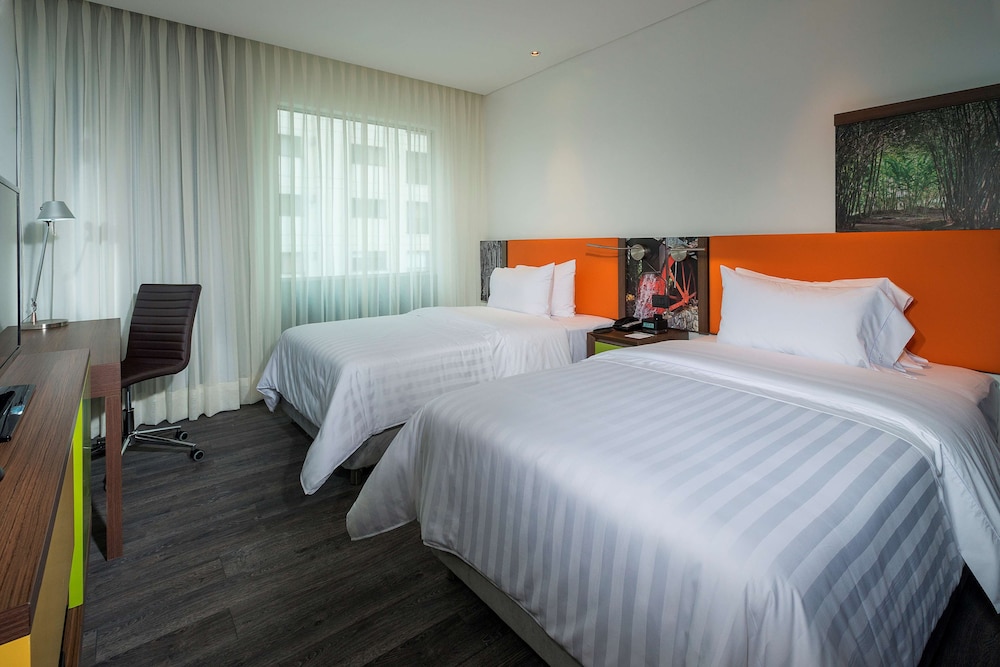 ROOM, QUEEN BED, SOFA