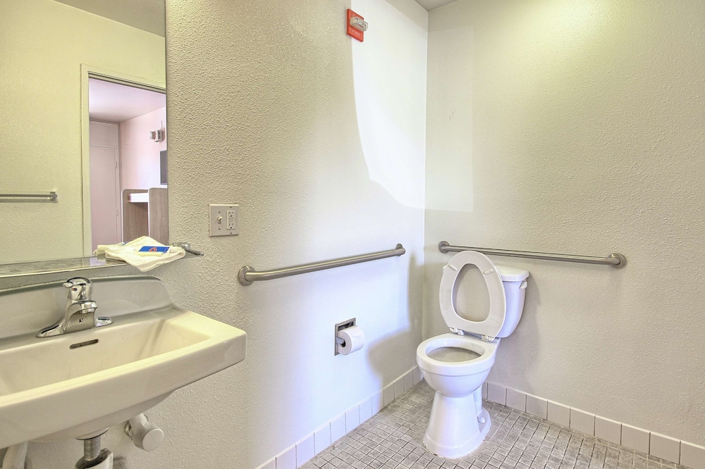 Motel6 Tulare, CA 22/60