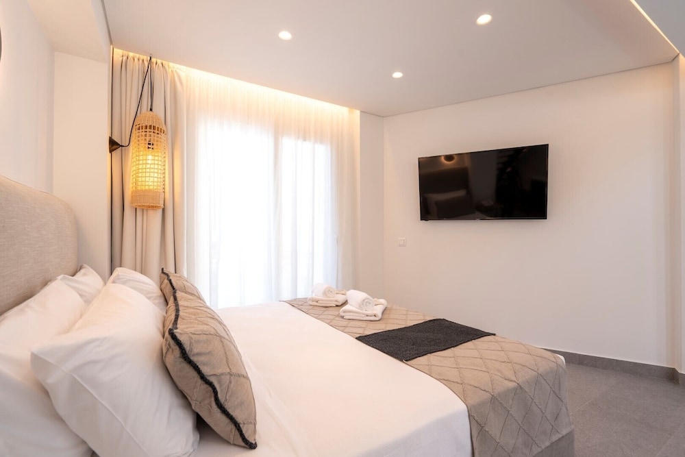 Mirablue Deluxe Residences 12/50
