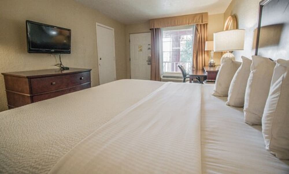 Days Inn by Wyndham Fort Walton Beach 10/34
