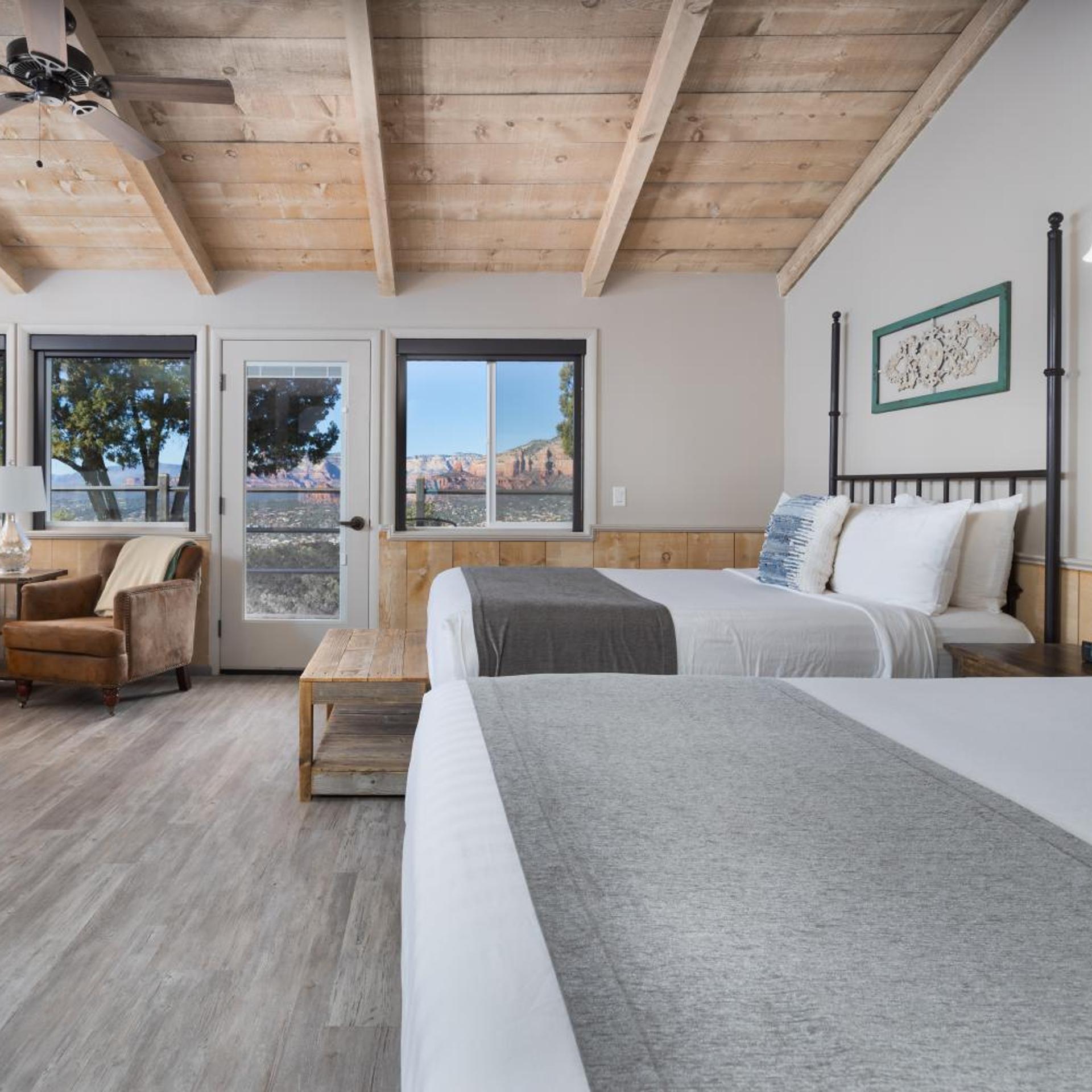 Studio, Queen Bed, Sky Ranch Lodge 3/4