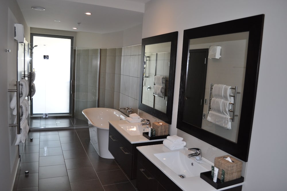 QUEENSTOWN VILLAGE APARTMENTS 51/54