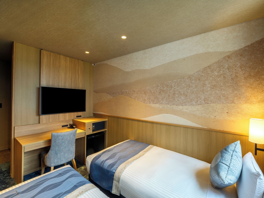 COMPACT, SUPERIOR, TWIN BEDS, BATHTUB