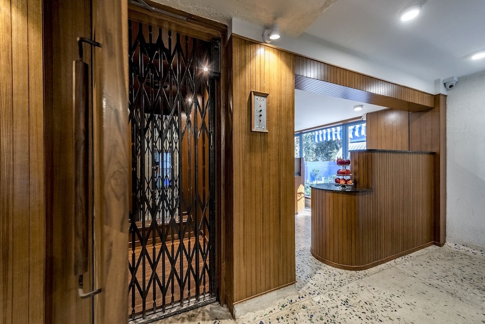 Hotel Kemps Corner 4/42