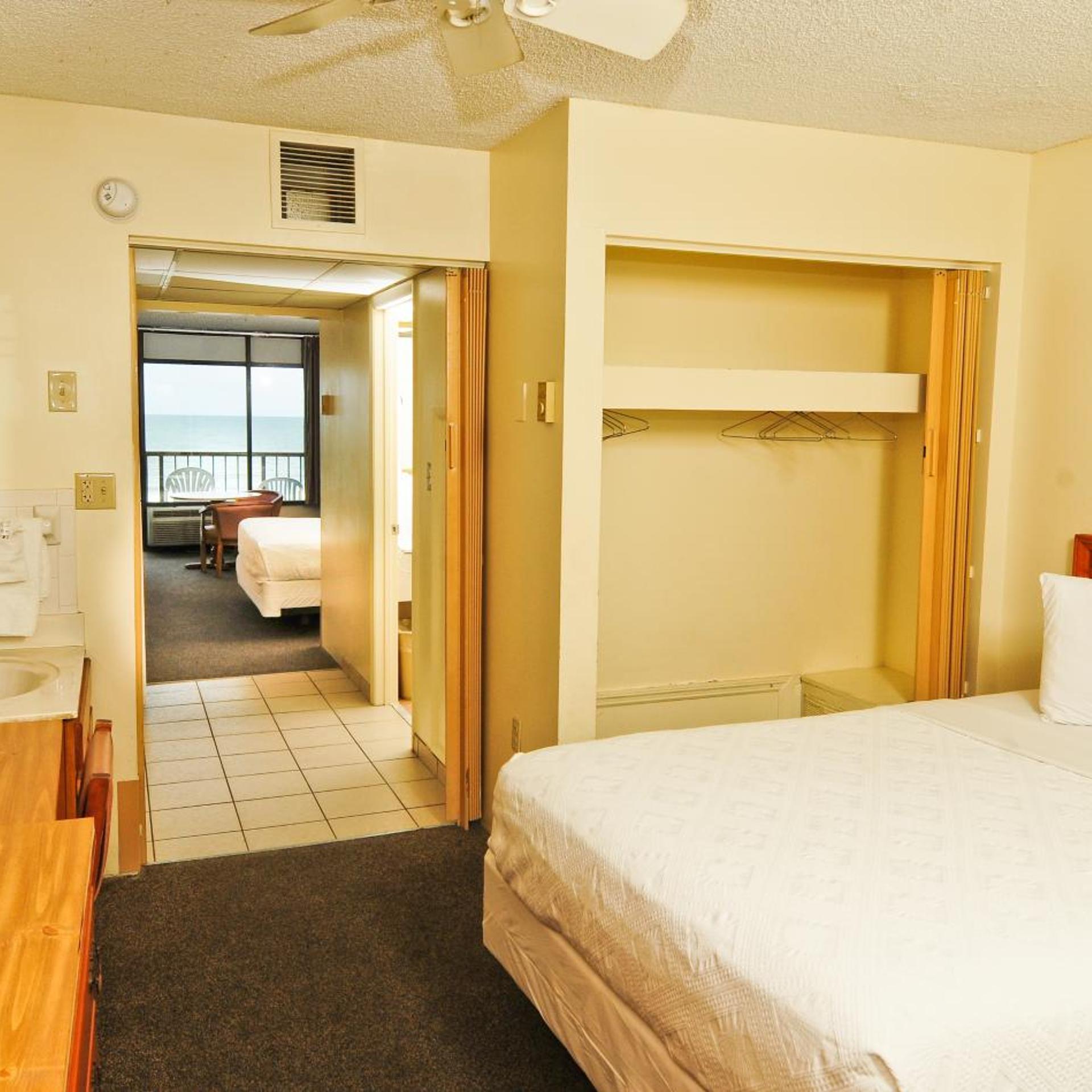 2 Rooms, Efficiency, Suite, 2 Queen Beds, Ocean Front, Sofa