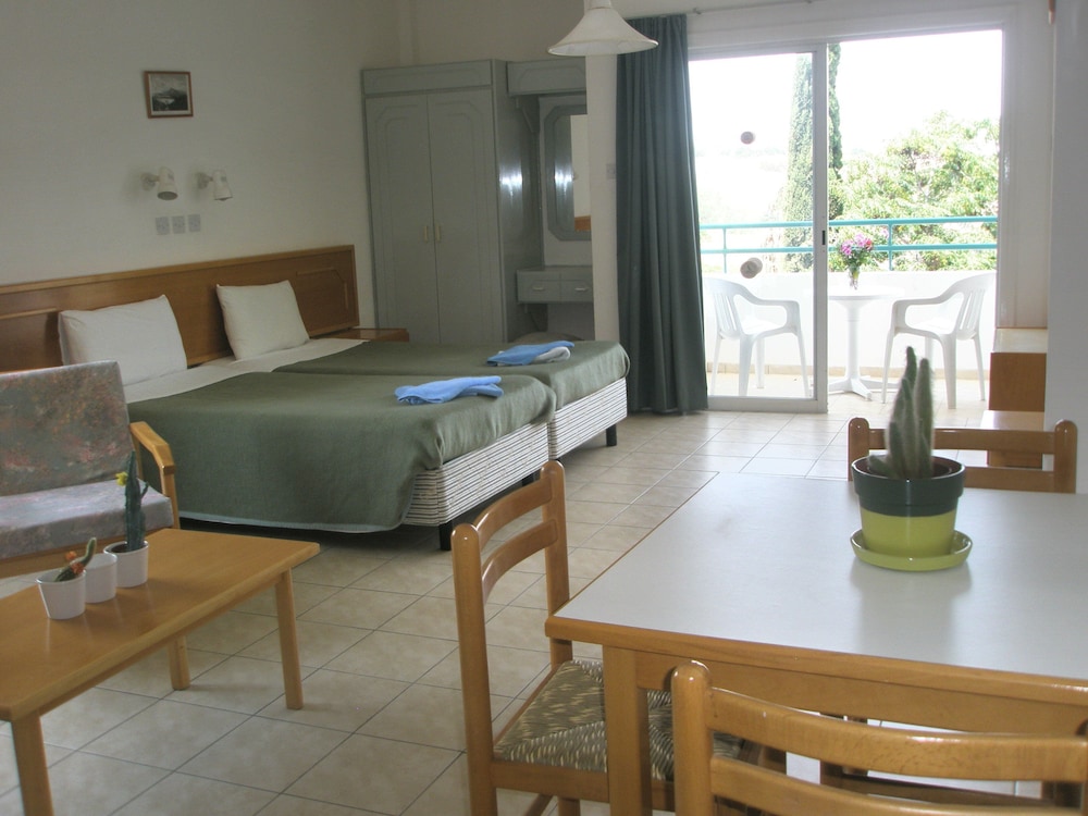 DebbieXenia Hotel Apartments 15/45