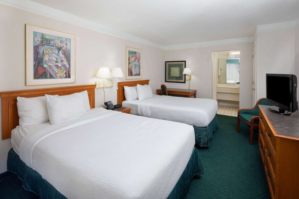 Super 8 by Wyndham Savannah 13/51