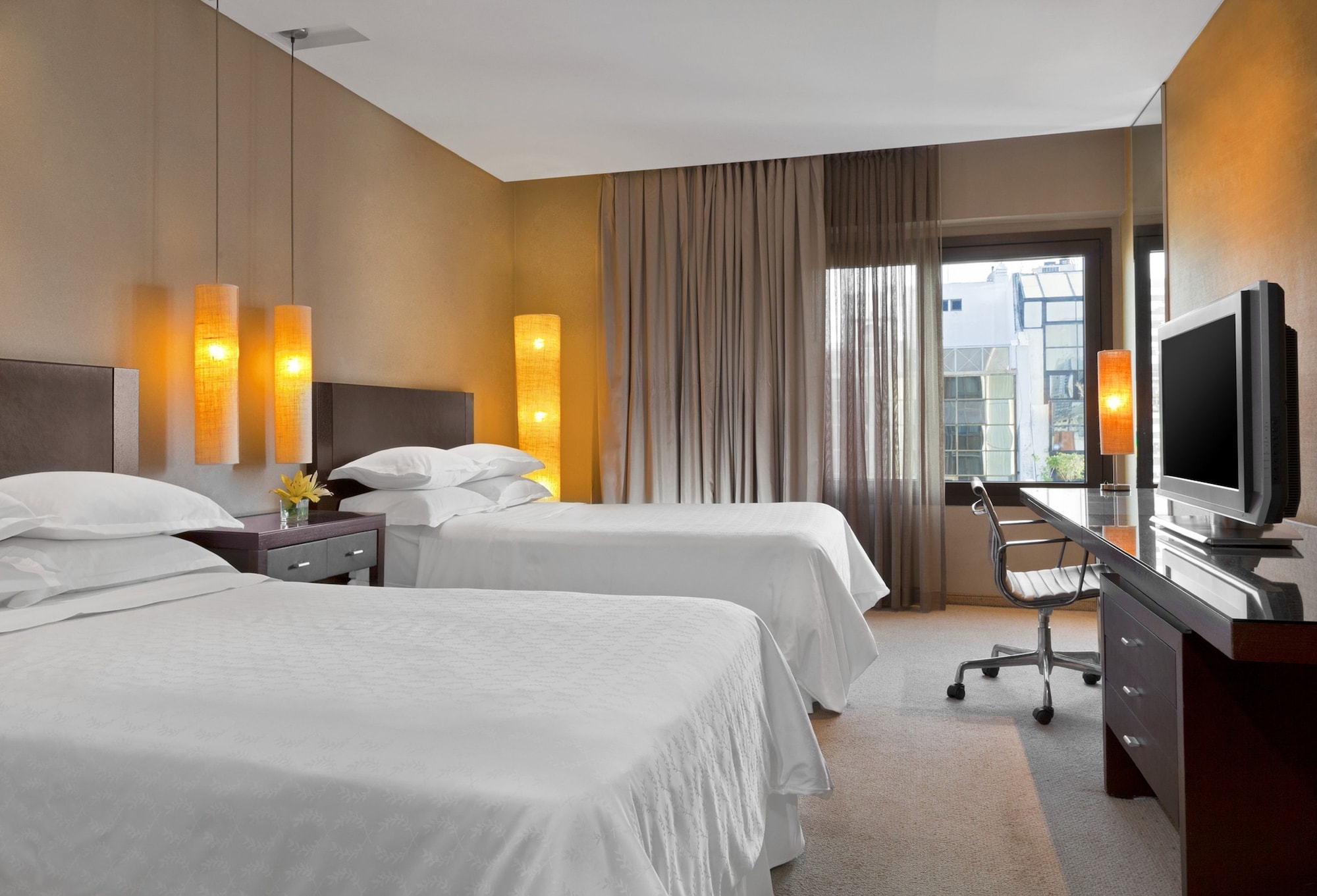 CLUB, TWIN BEDS