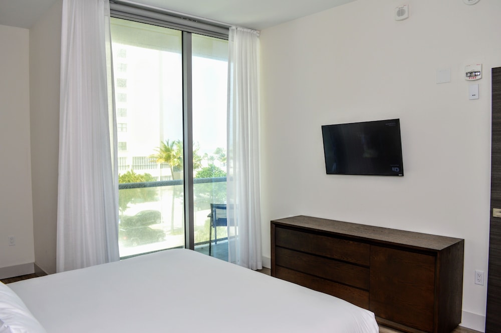 CONDO, STANDARD, KING BED, PARTIAL OCEAN VIEW, SOFA